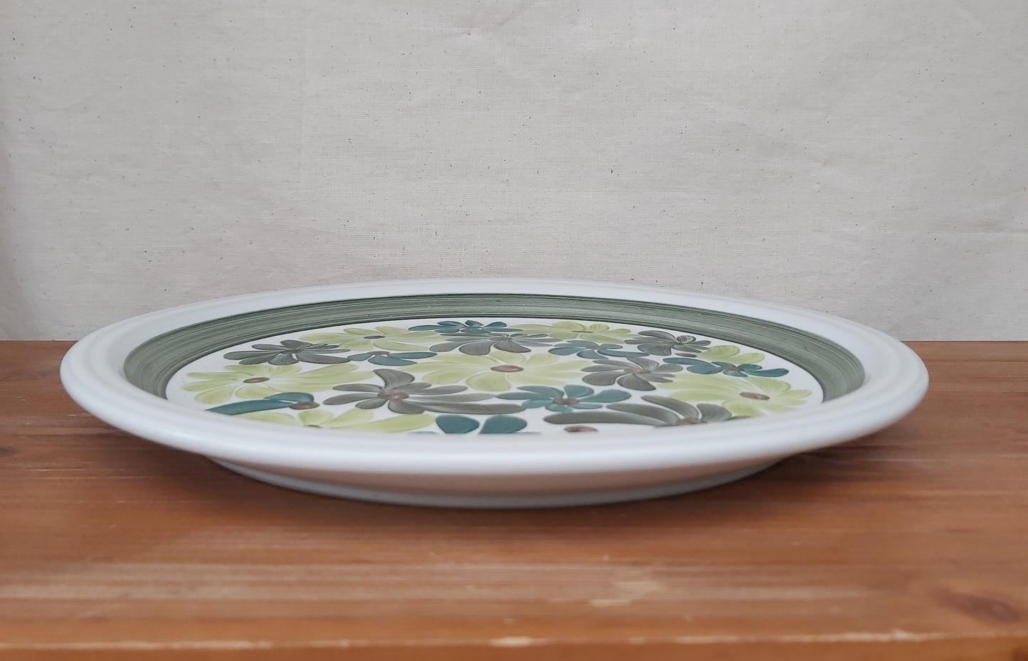Vibrant Retro Green Stoneware Plate
