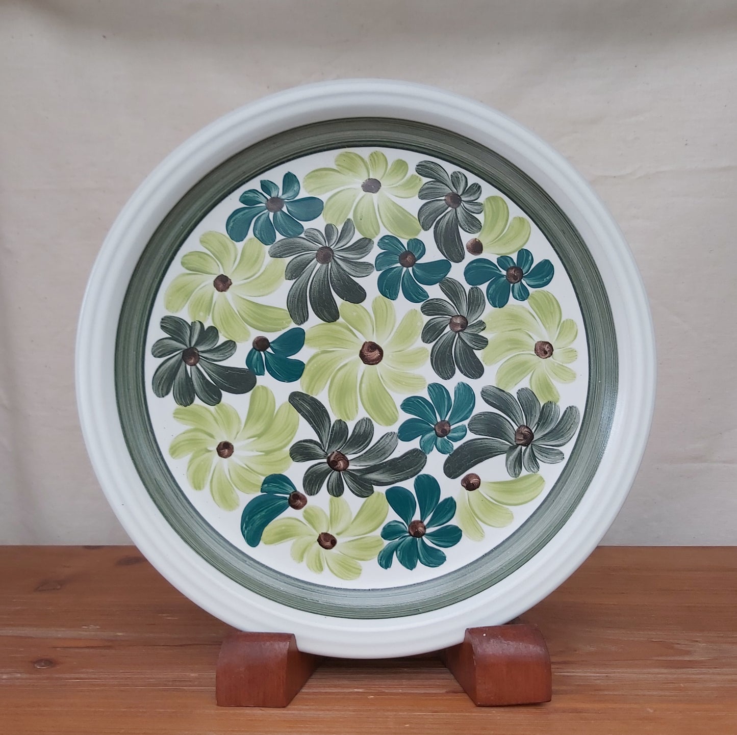 Vibrant Retro Green Stoneware Plate