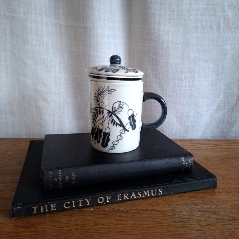 Black & White Kowhai Lidded Tea Cup with Strainer