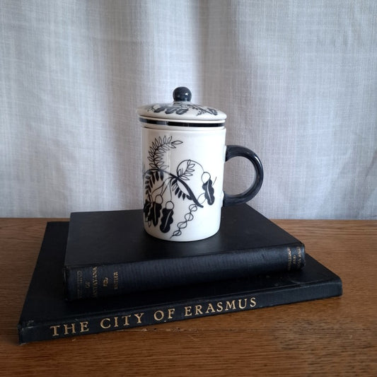Black & White Kowhai Lidded Tea Cup with Strainer