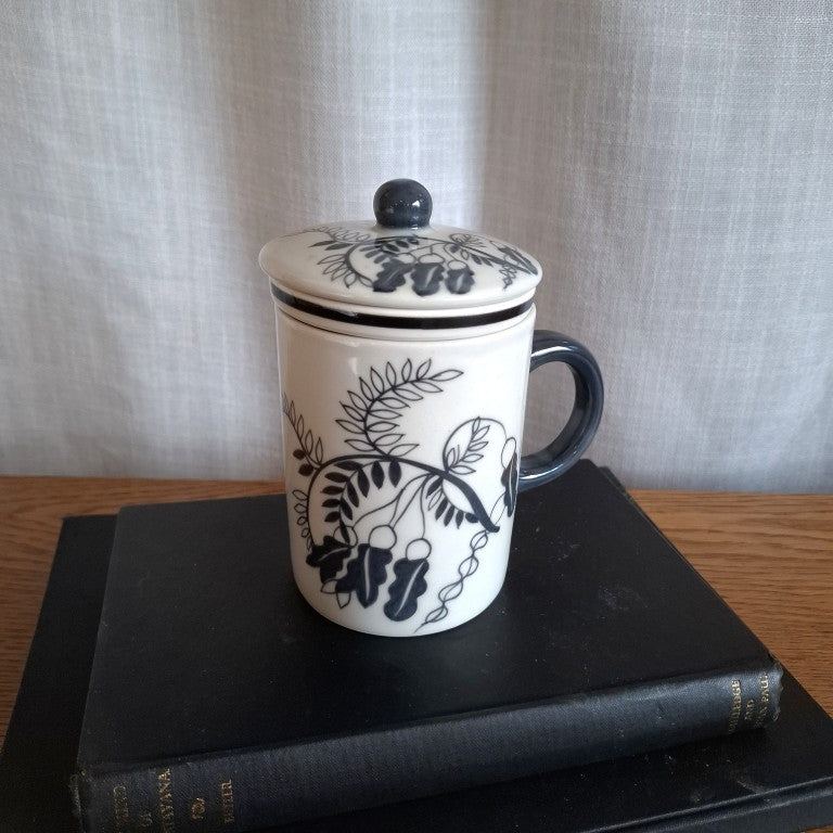 Black & White Kowhai Lidded Tea Cup with Strainer