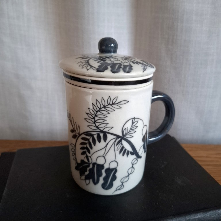 Black & White Kowhai Lidded Tea Cup with Strainer