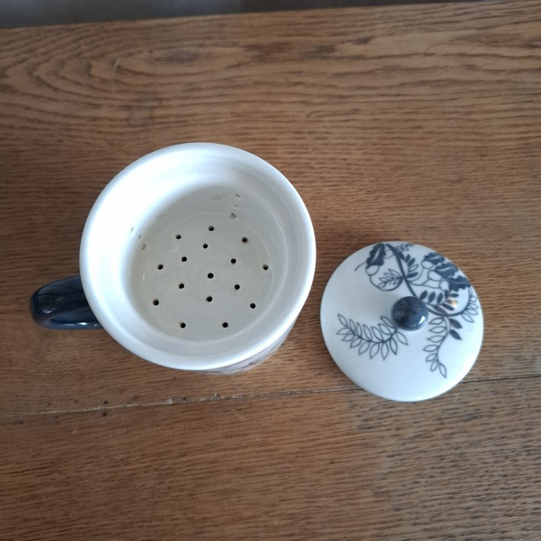 Black & White Kowhai Lidded Tea Cup with Strainer
