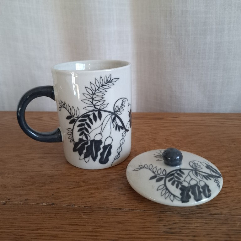 Black & White Kowhai Lidded Tea Cup with Strainer