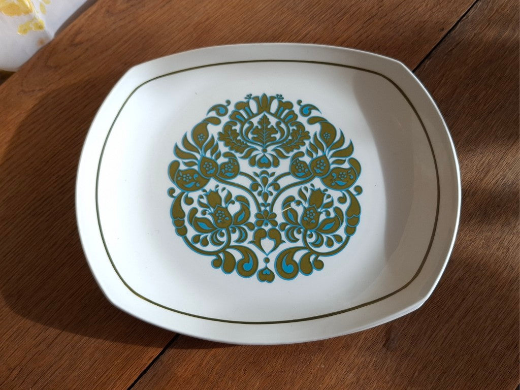 Retro Ridgway Martinique Oval Dinner Plates x 2