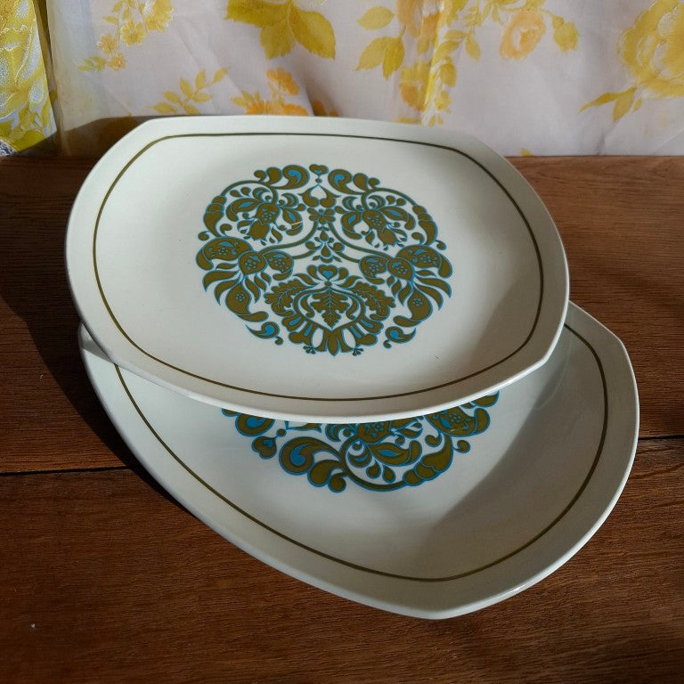 Retro Ridgway Martinique Oval Dinner Plates x 2